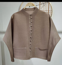Load image into Gallery viewer, Gilla Pleated Top/Coat