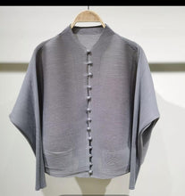 Load image into Gallery viewer, Gilla Pleated Top/Coat
