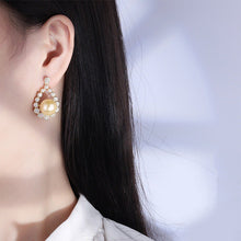 Load image into Gallery viewer, Pearlie Earrings
