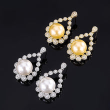 Load image into Gallery viewer, Pearlie Earrings
